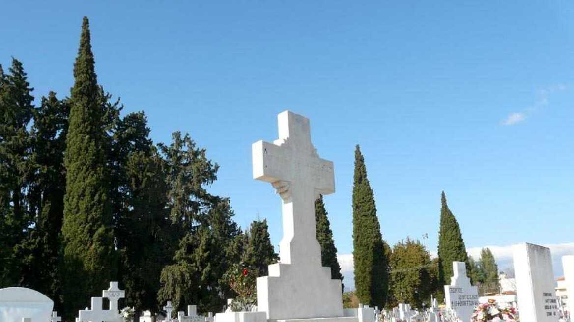 Είχαν κλέψει μπρούντζο από 700 μνημεία στο κοιμητήριο Αιγίου!